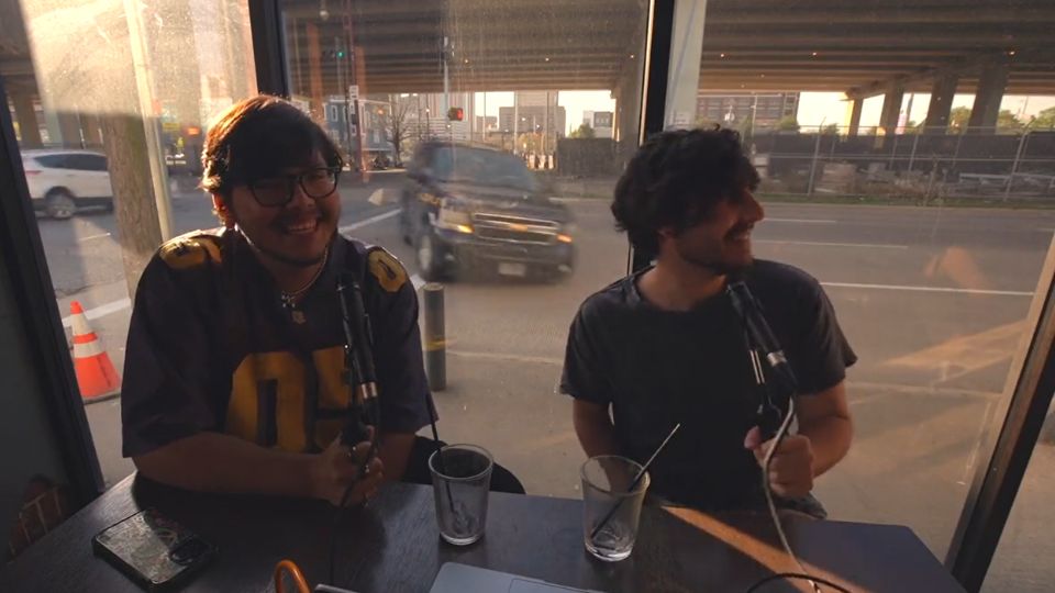 Los jóvenes momentos antes de que la camioneta se impactara en contra de la cafetería.