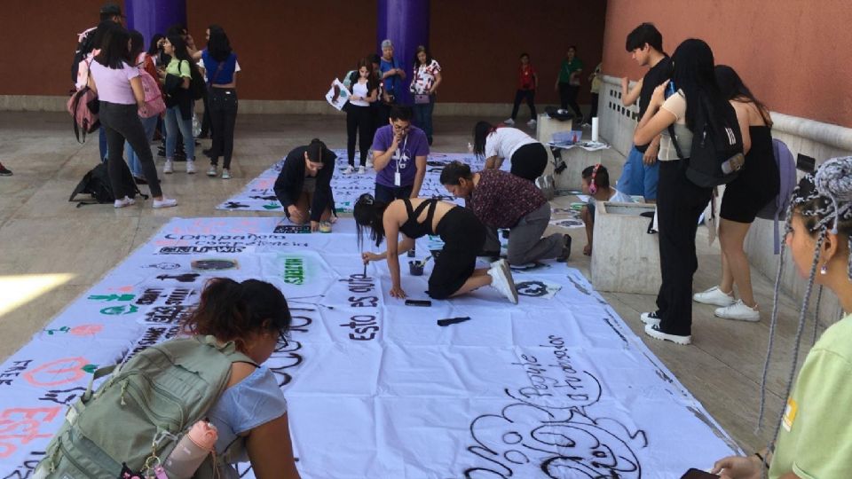 Grupo de mujeres pintando mantas