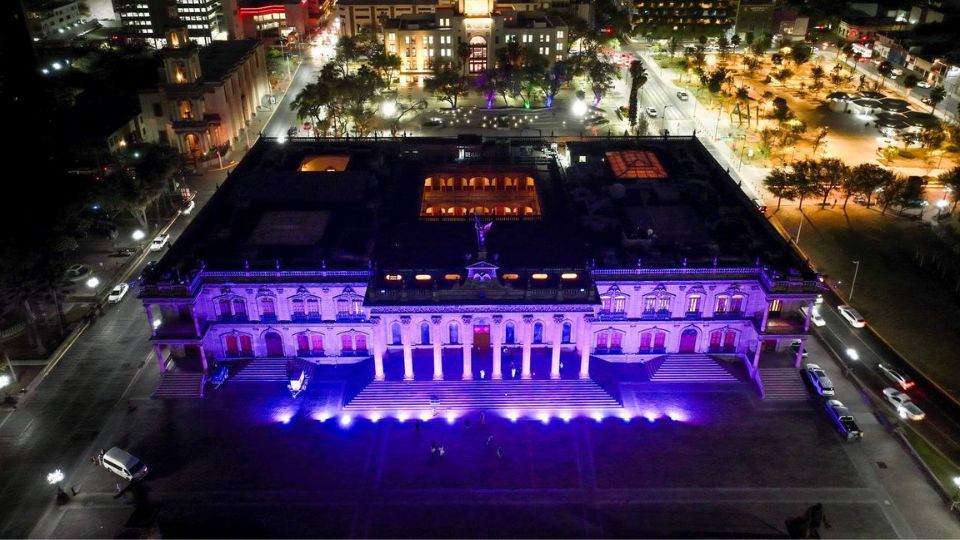 El Palacio de Gobierno de Nuevo León iluminado por el 8M, 7 de marzo de 2023.