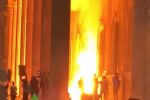 Mujeres queman la puerta del Palacio de Gobierno de NL