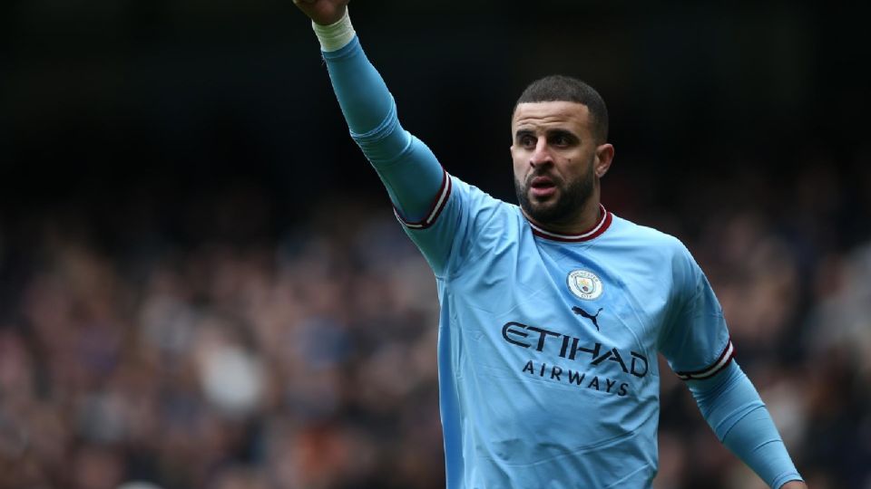 El defensa Kyle Walker está bajo investigación de la policía por bajarse los pantalones en un bar