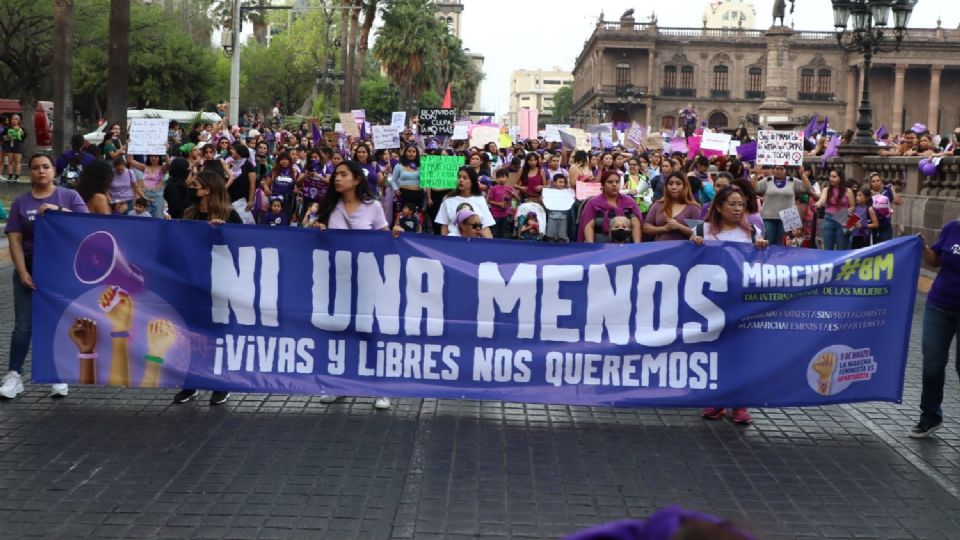 Mujeres abarrotadas en el centro de la ciudad de Monterrey por el Día Internacional de la Mujer.