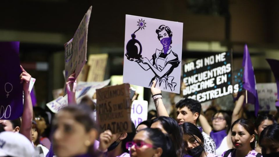 Carteles en la marcha del 8M en Monterrey, 2023.