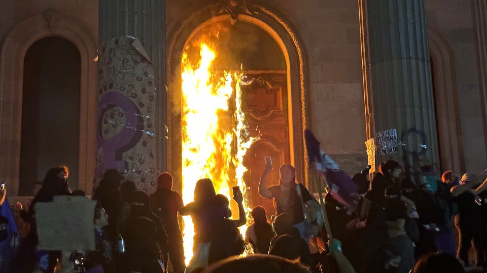 Protestantes prenden fuego al Palacio de Gobierno de Nuevo León, 8 de marzo de 2023.