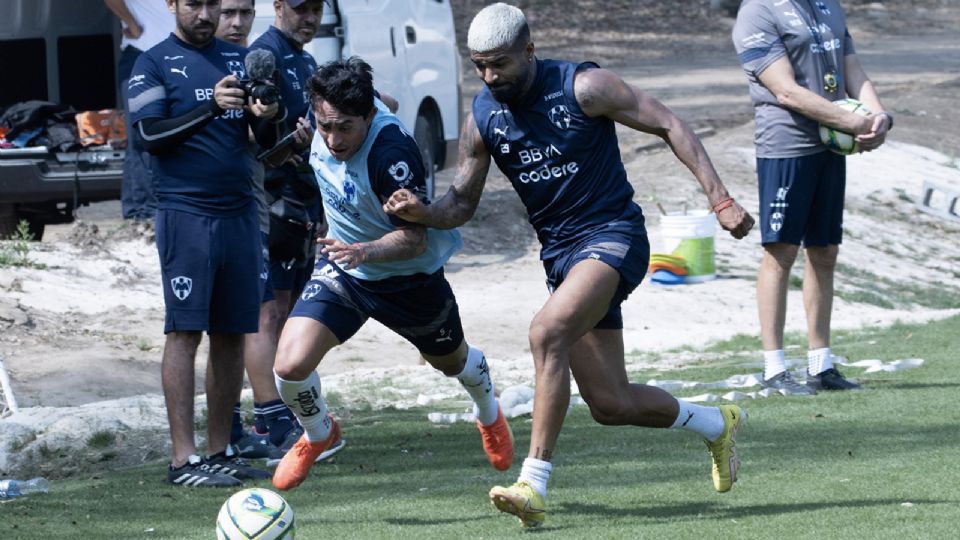 Omar Govea y Rodrigo Aguirre en el entrenamiento previo al Clásico Regio. Los jugadores de Rayados recibieron un par de días libres por la fecha FIFA