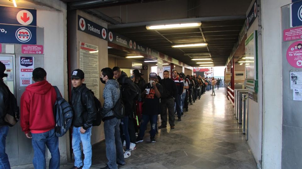 Usuarios hacen fila en el Metro.