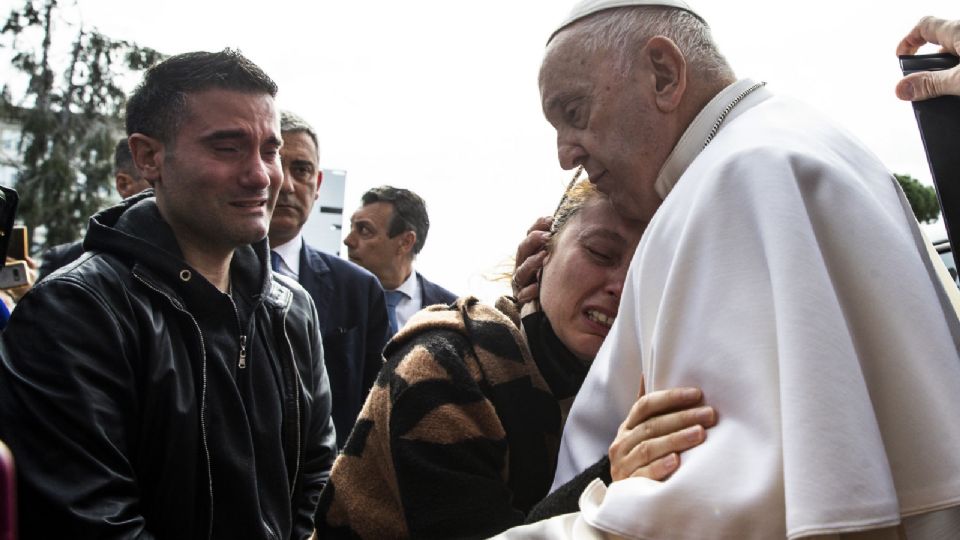 El papa Francisco abraza a una mujer tras abandonar hoy el hospital Gemelli de Roma en el que permanecía ingresado desde el pasado miércoles a causa de una bronquitis