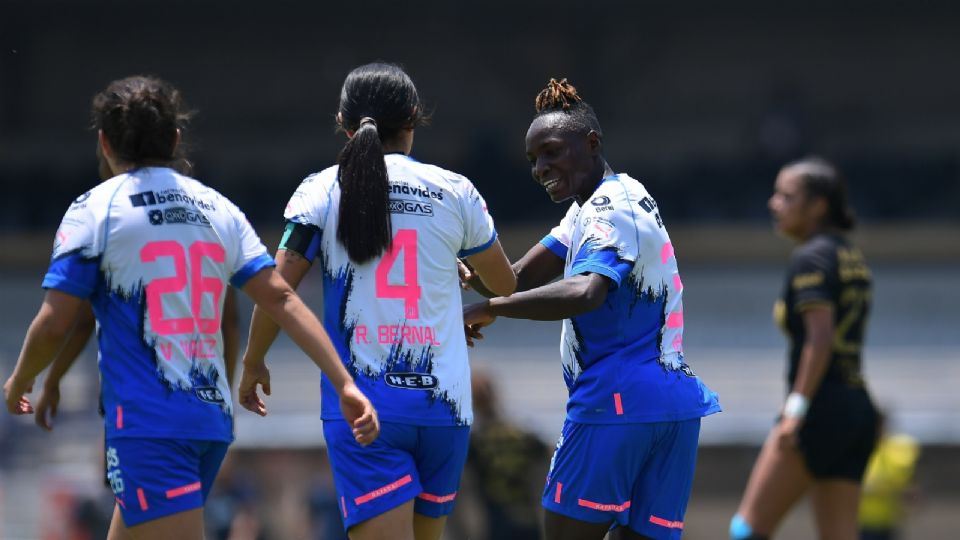 Chinwendu Ihezuo celebra su gol ante Pumas con Rebeca Bernal