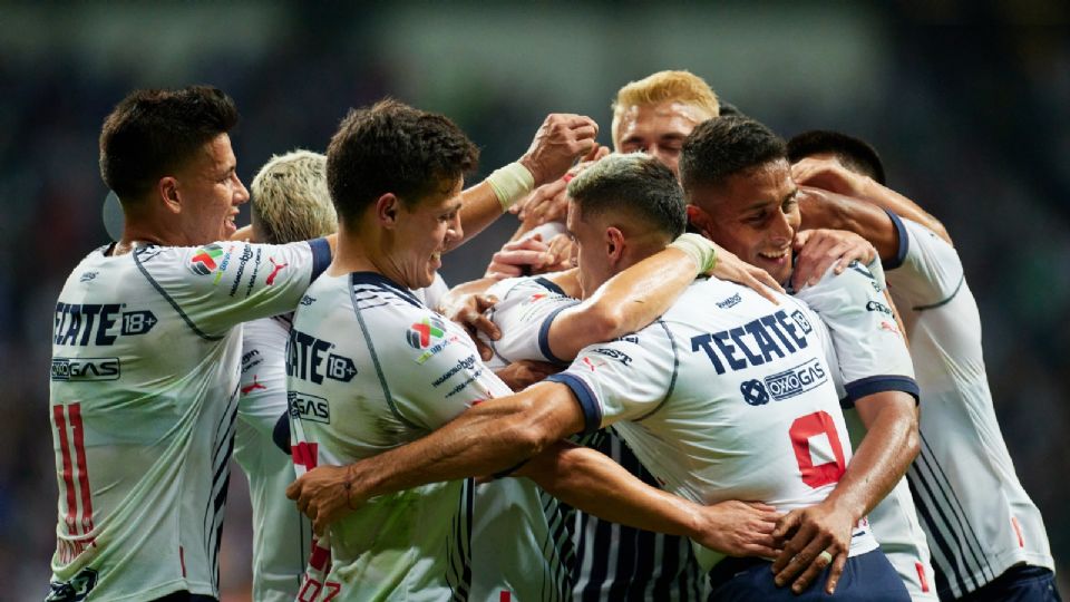 Jugadores de Rayados festejan uno de los goles con los que vencieron 4-0 a Xolos en el Estadio BBVA