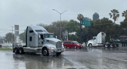 Peatones denuncian falta de señalamientos y baches en la avenida Carlos Salinas, en Apodaca