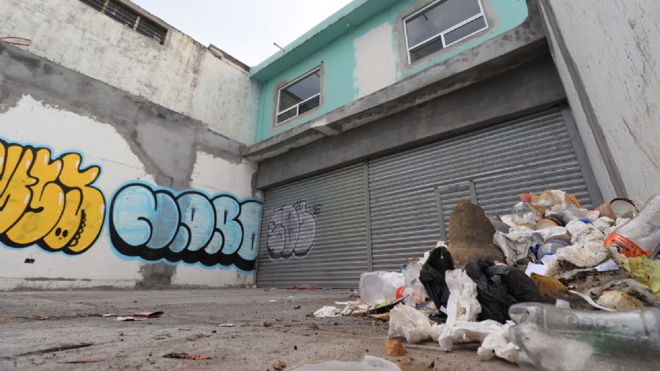 Las viviendas abandonadas y vandalizadas son una constante en el primer cuadro de la ciudad en Monterrey