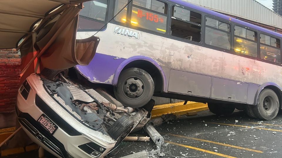 Camión urbano en Monterrey aplasta auto tras chocar contra un estacionamiento