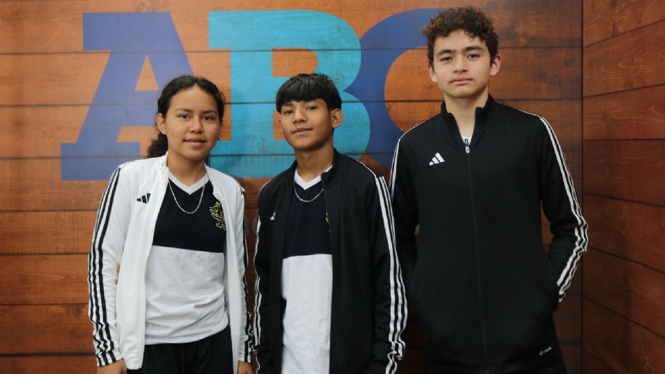 Brianna Marisela Martínez, Yandel Dominguez Mijares y Héctor Elías Silva Juárez, tres de los adolescentes regios campeones del mundo de futbol 7