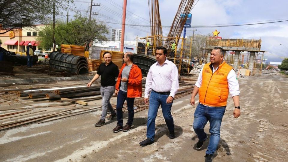 Jesús Nava inspecciona trabajos del megapuente de Santa Catarina