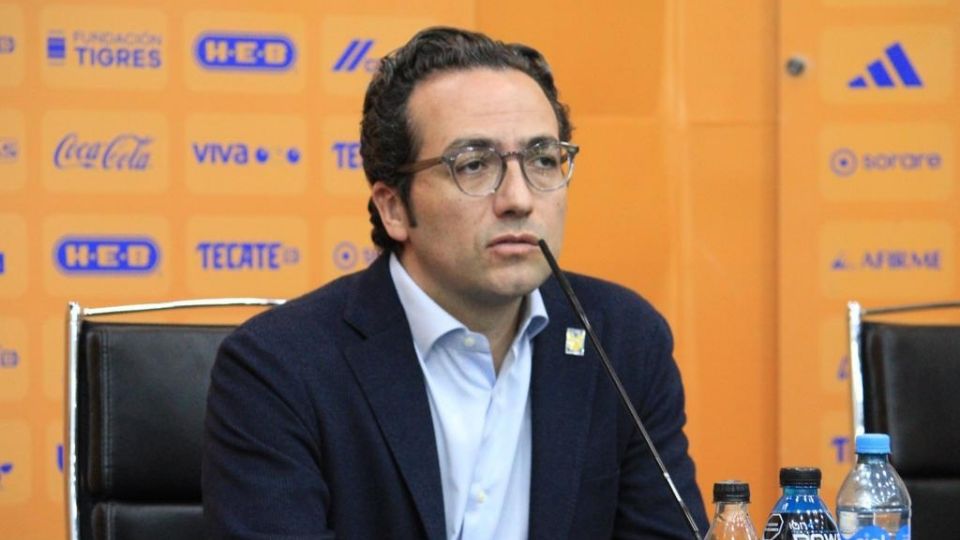 El presidente de Tigres, Mauricio Culebro, en rueda de prensa en el Estadio Universitario, donde habló sobre la posibilidad de contratar a un nuevo jugador tras la salida de Nicolás López