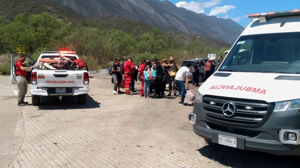 Unidades de Protección Civil ayudando a las personas en la Sierra.