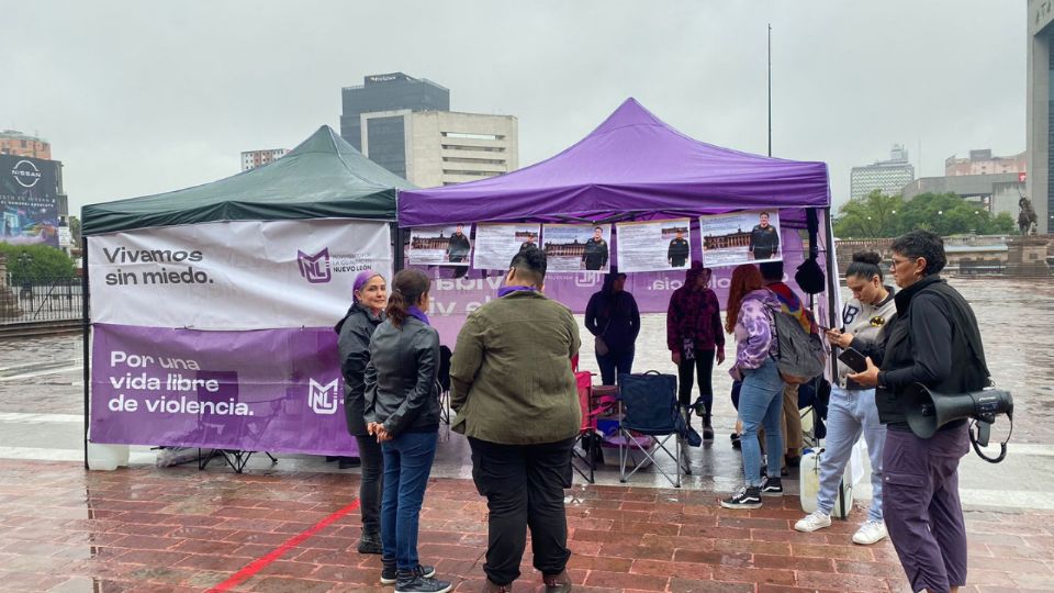 Grupo de mujeres frente al Palacio de Gobierno en Monterrey.