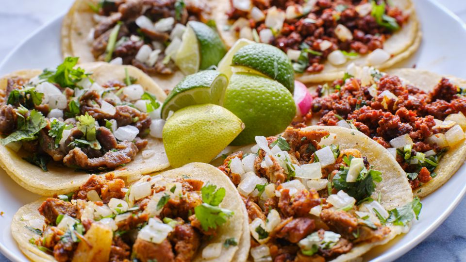 Los participantes ya se preparan para comer deliciosos tacos.