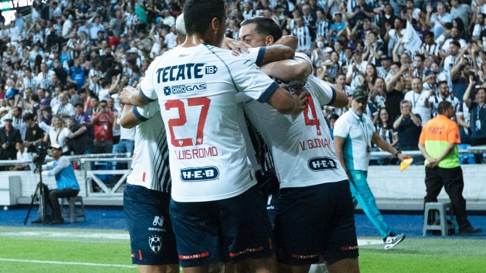 Jugadores de Rayados festejan uno de sus goles en el partido contra Xolos, el anterior jugado en el Estadio BBVA