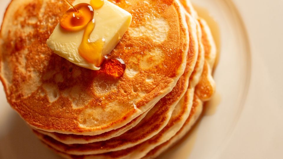 Hot cake, alimento que suele consumirse en el desayuno, ofrece alto índice de azúcar