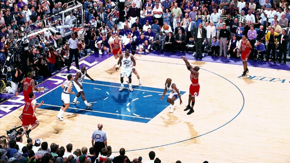 Fueron subastados los tenis con los que Michael Jordan ganó su último campeonato de la NBA, en el último partido que jugó con Chicago Bulls, donde hizo el famoso 'final shot'