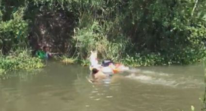 VIDEO: Con inflables y sogas, migrantes cruzan el Río Bravo