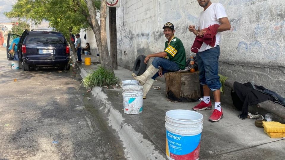 Vecinos de la colonia Topo Chico aprovechan la existencia de un ojo de agua subterráneo para emprender su negocio de lavado de vehículos.