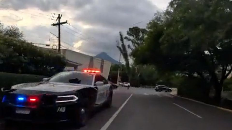 Oficial de tránsito regaña a ciclista de San Pedro por transitar en contra | Twitter / @ElRorschach1