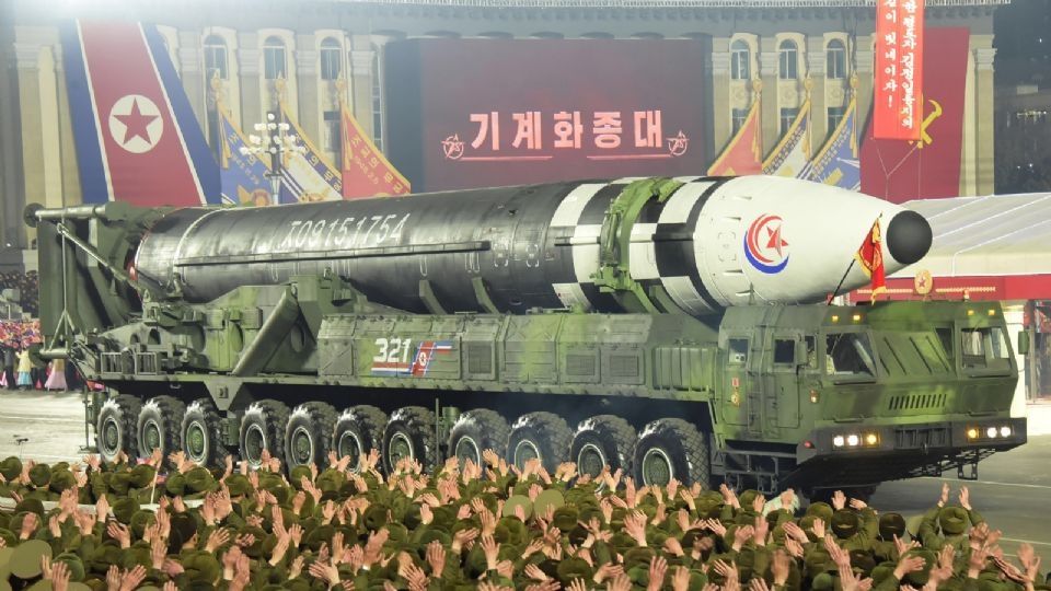 Misil balístico intercontinental Hwasong-17 exhibido durante un desfile militar en la Plaza Kim Il Sung para conmemorar el 75 aniversario de la fundación del Ejército Popular de Corea.