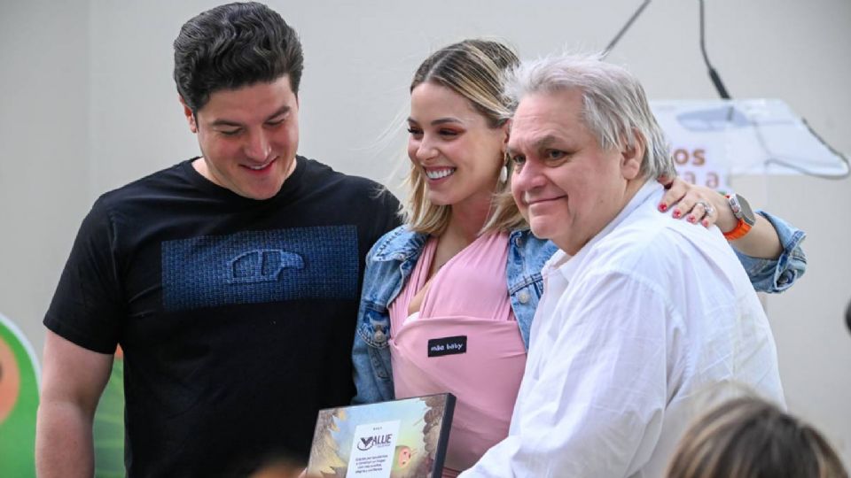 El gobernador de Nuevo León, Samuel García junto a la titular de la oficina 'Amar a Nuevo León', Mariana Rodríguez y el empresario Carlos Bremer en el evento de la entrega del las villas DIF Capullos, 'Renace'.