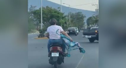 Con todo y carriola, pareja viaja en moto junto a menor en Michoacán