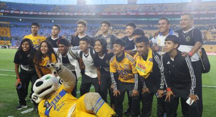 Niños campeones invitados especiales en el Estadio Universitario