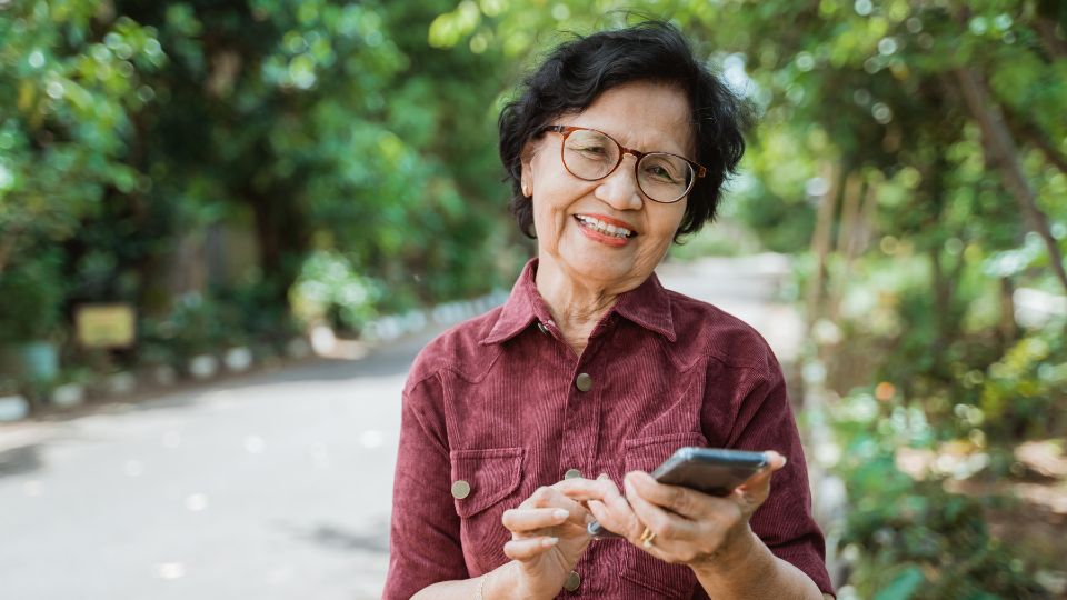 Adultos mayores recibirán celulares vía Telcel, quien los capacitará