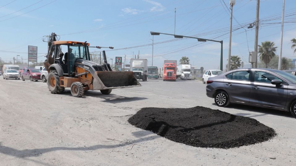 Maquinaria tapa baches sobre la Carretera a Colombia