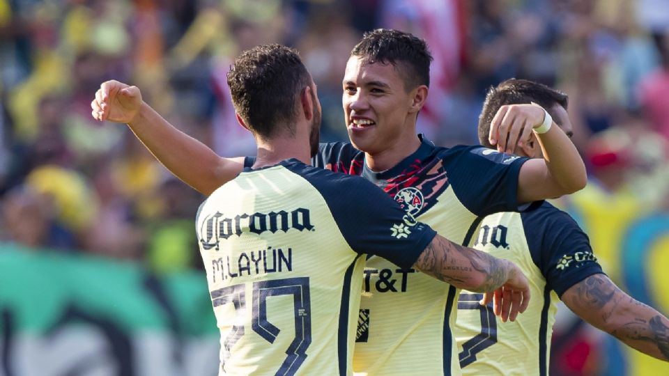 Miguel Layún y Emilio Lara en un partido del América