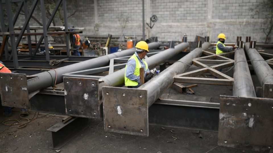 Gente trabajando en el puente peatonal.