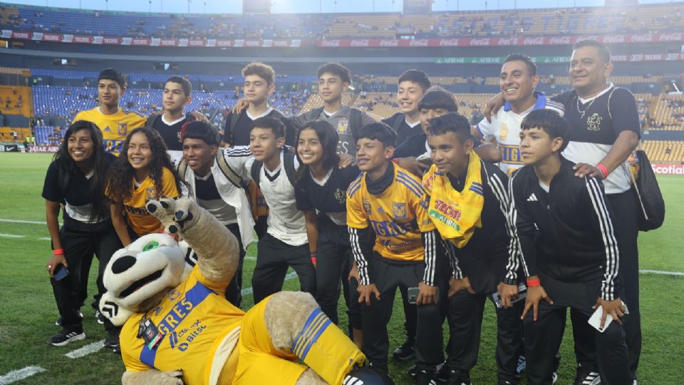 Los pequeños pertenecientes a la Selección de los Centros Comunitarios de Nuevo León fueron invitados y homenajeados en el Estadio Universitario previo al Tigres vs Motagua.