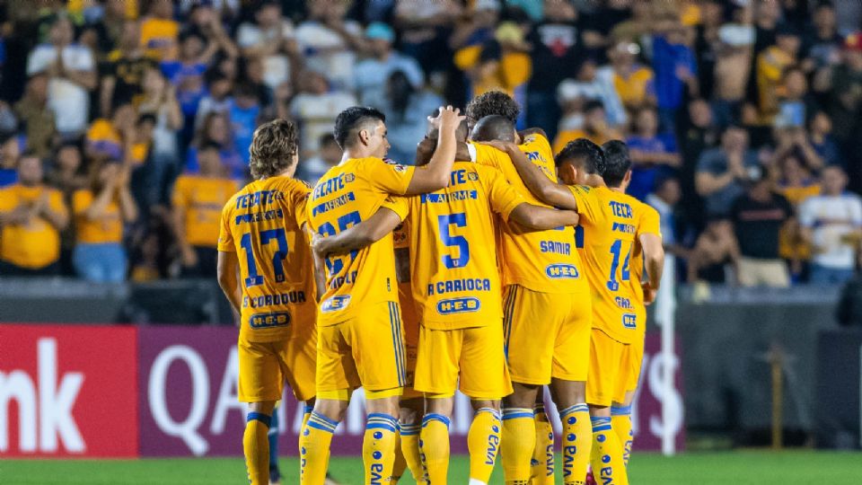 Los jugadores de Tigres celebran una de las anotaciones ante Motagua en el Universitario