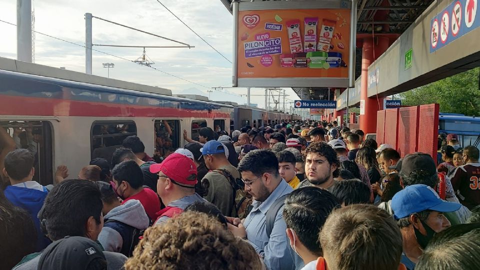 Aglomeración en estaciones del Metro por tardanza de trenes | Facebook / Brayan Rodríguez