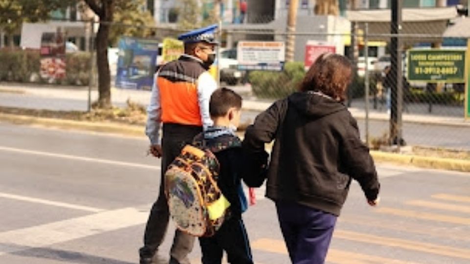 Tránsitos ayudarán a padres de familia y alumnos en los ingresos a las respectivas escuelas | Dalia Manríquez / ABC Noticias