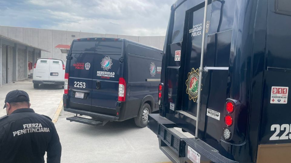 Camionetas donde fueron trasladados los reos a Salinas Victoria.