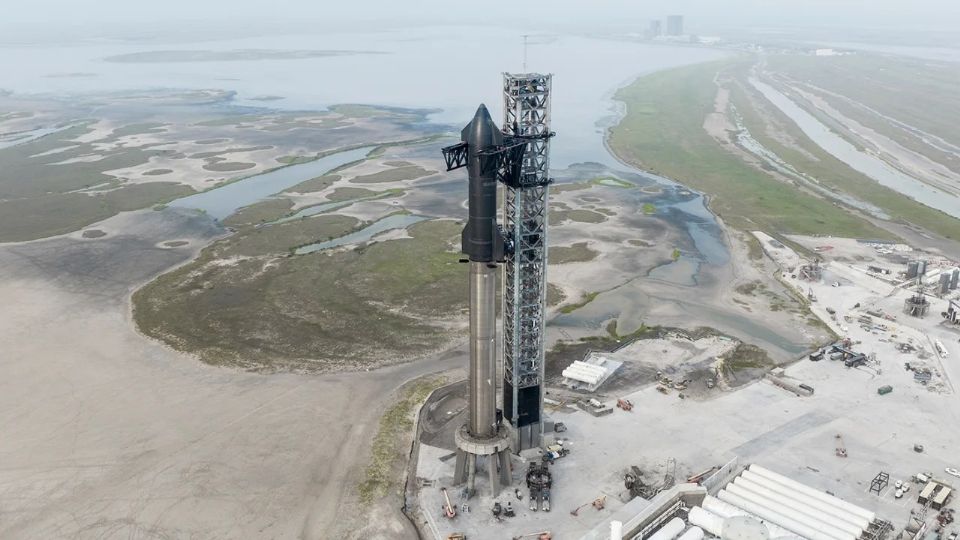 La nave Starship apilada sobre el cohete acelerador Super Heavy en la base de lanzamiento de SpaceX en Texas.