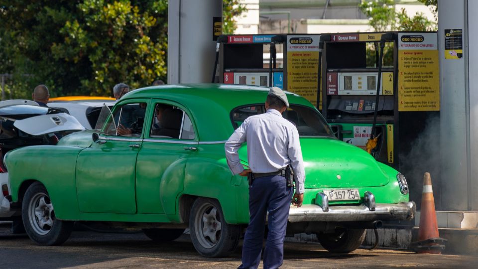 La escasez de combustible ha afectado la movilidad de los autos particulares.