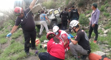 Automóvil cae a barranco de 25 metros en Monterrey