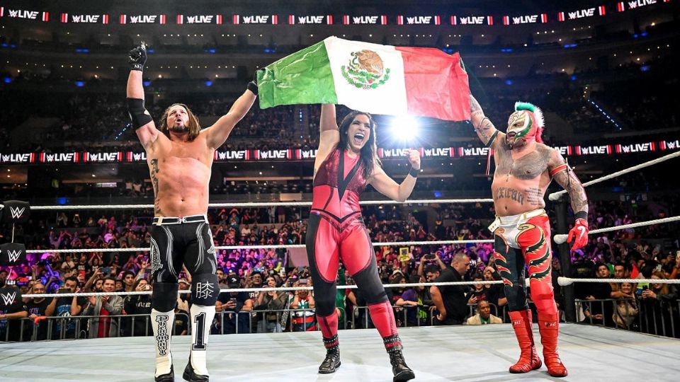 AJ Styles, Raquel Rodríguez y Rey Mysterio hicieron equipo en octubre en las funciones realizadas en México