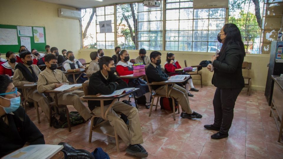 Maestra frente a sus alumnos en una escuela de Monterrey.