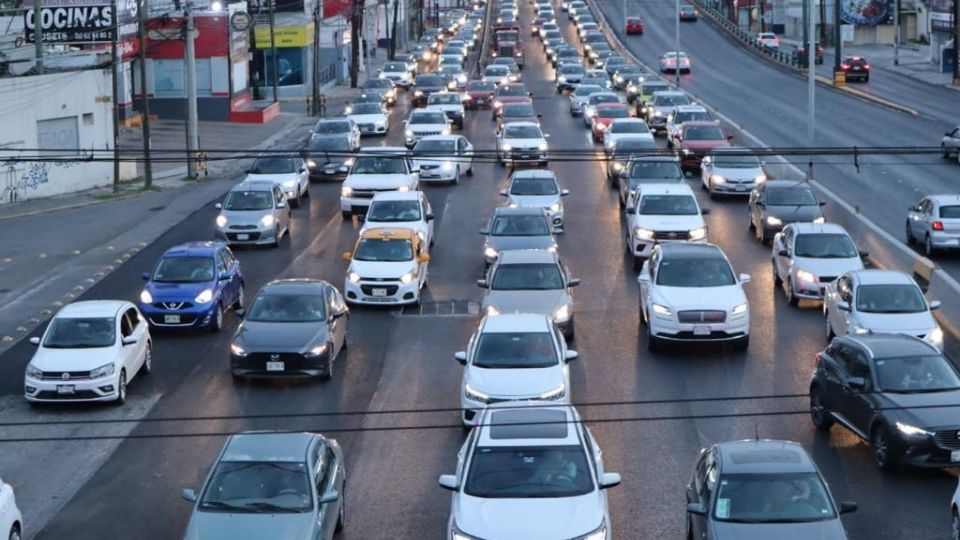 Arterias viales de alto flujo lucieron un importante volumen de unidades particulares y de transporte público.