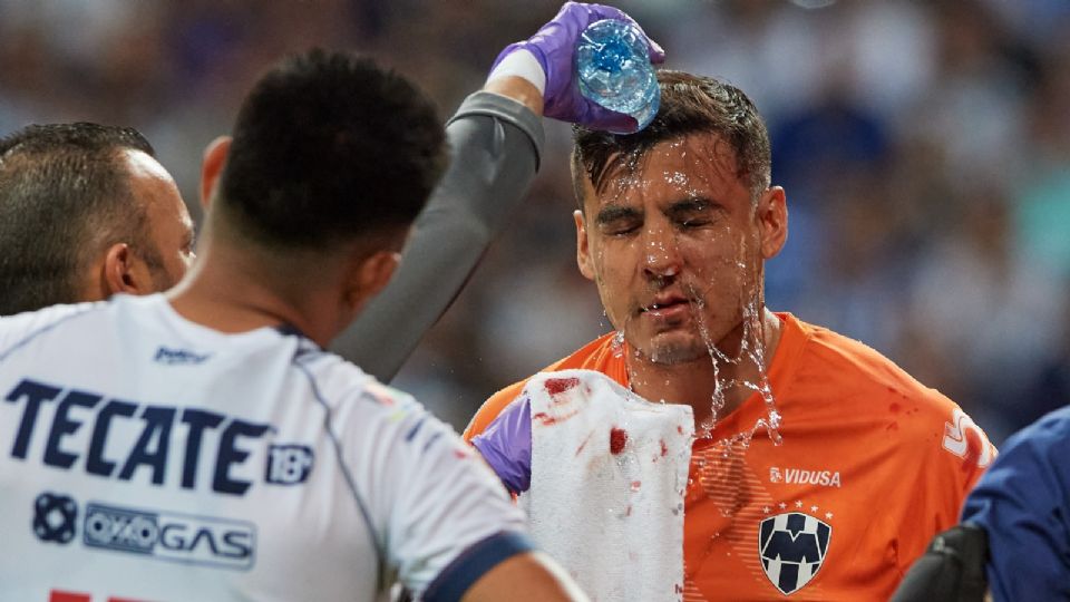 Luis 'Mochis' Cárdenas salió lesionado del partido Rayados vs Santos, tras un encontronazo con Diego Medina, quien lo golpeó dos veces en la cara y le provocó una fractura de nariz