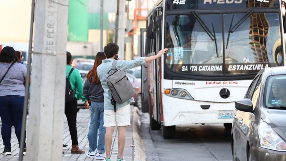 Usuarios haciendo la parada a un camión en San Pedro