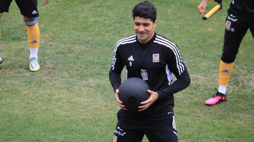 El delantero de Tigres, Nicolás Ibáñez, en un entrenamiento del equipo